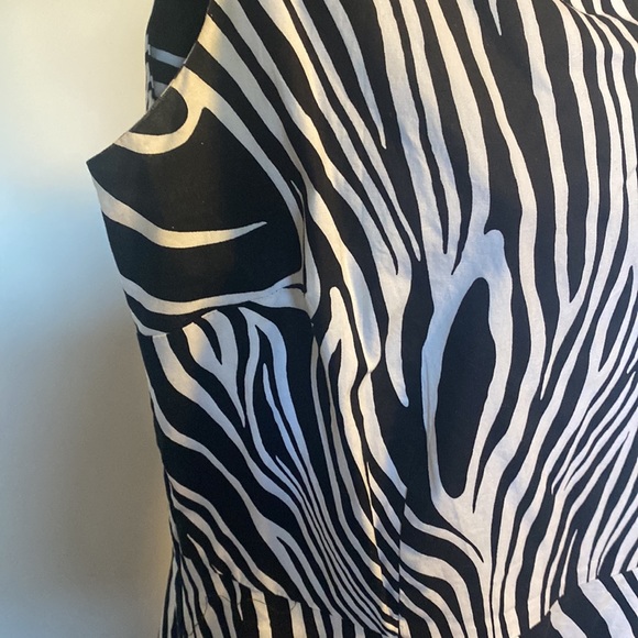 PRE-OWNED DLG BLACK & WHITE COLLARED SLEEVELESS DRESS - Picture 6 of 12